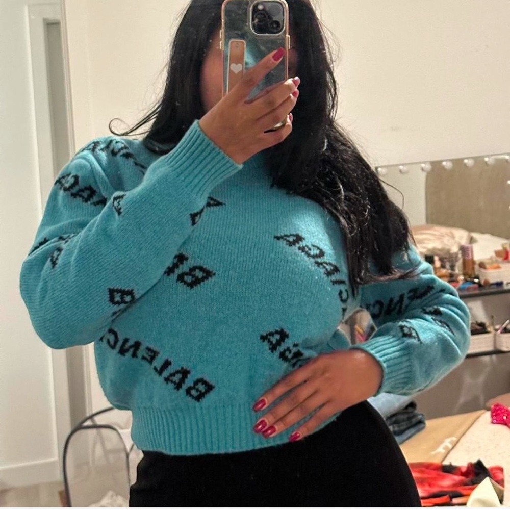 Women size medium Balenciaga sweater excellent condition